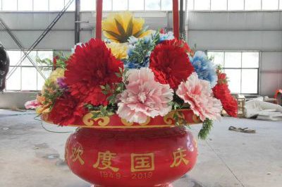 廣場(chǎng)花籃雕塑作品中占了大多數(shù)的是裝飾性的作品。